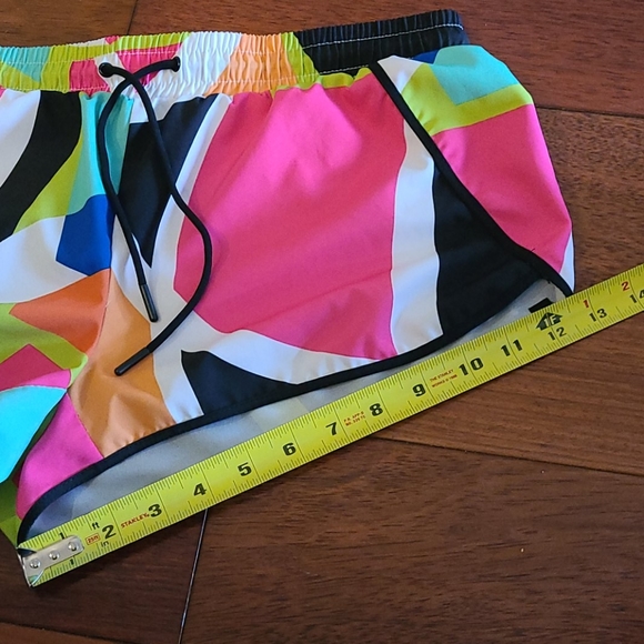 Fabletics Carrie abstract Neon print shorts - Picture 9 of 13